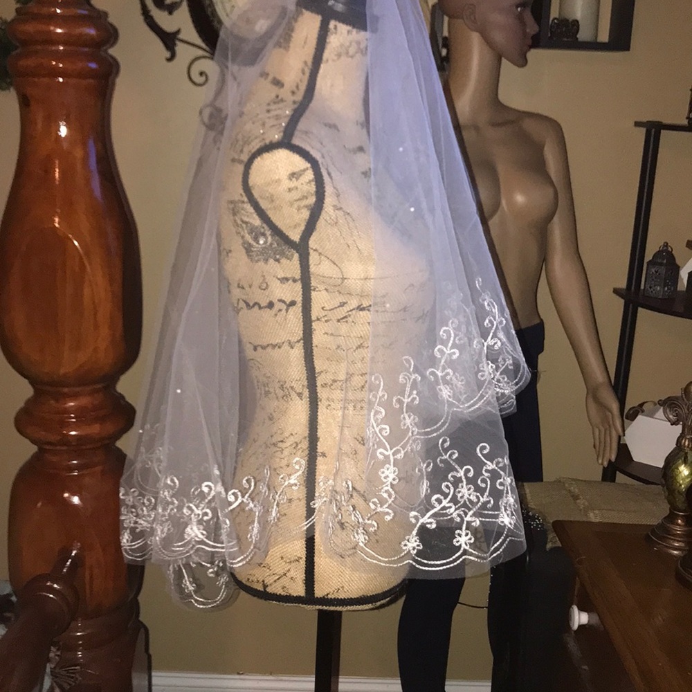 New Beautiful embroidered an pearl veil
